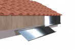 Bande de rive Aluminium Miel - application sur toiture avec tuiles