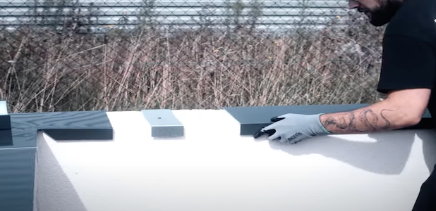 Une pose de couvertine avec les supports de fixation