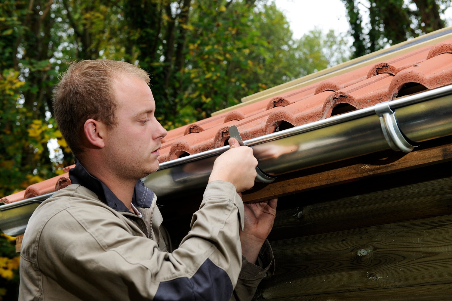 Posez la gouttière demi-ronde 
