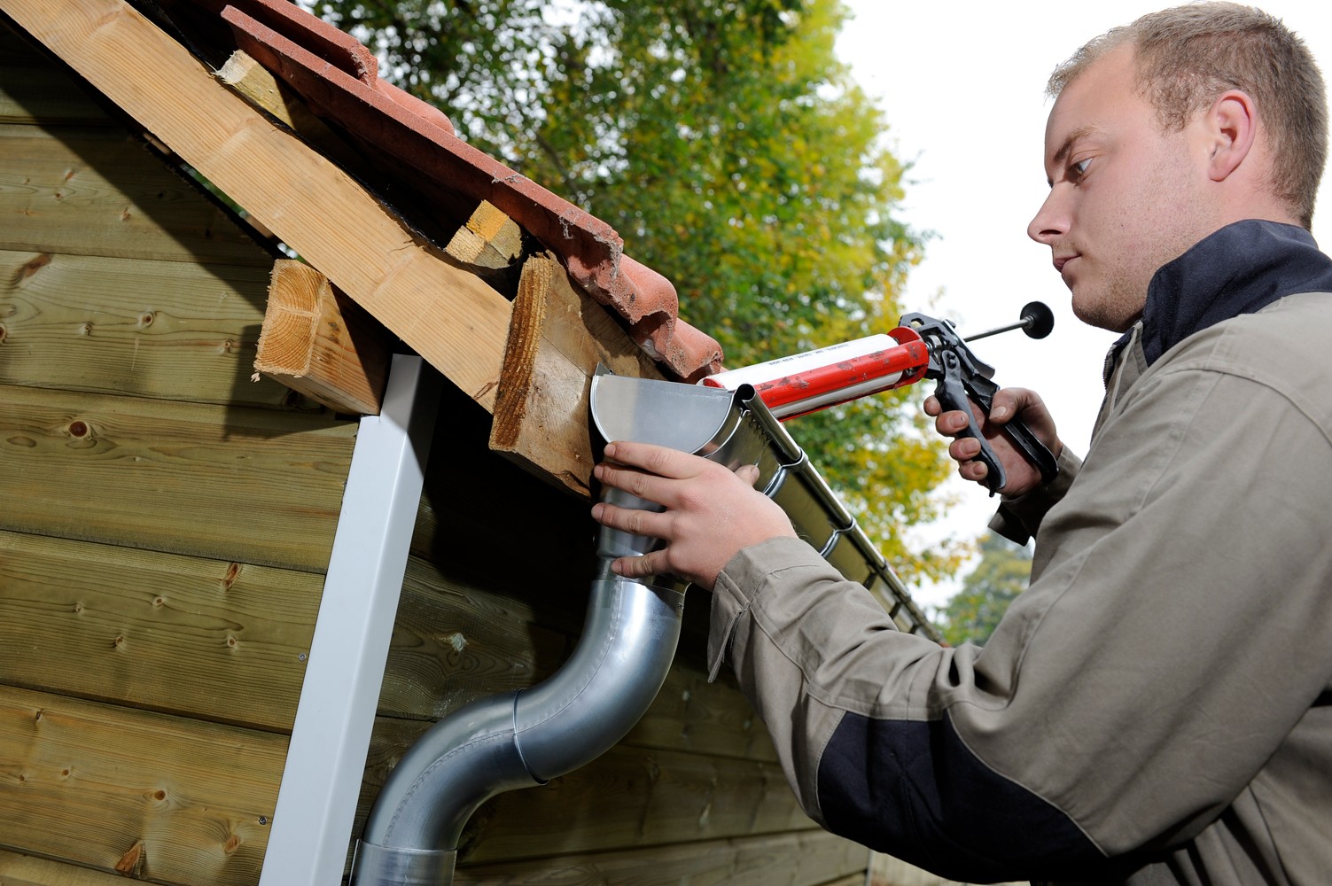 Placez les fonds en bout de gouttière zinc
