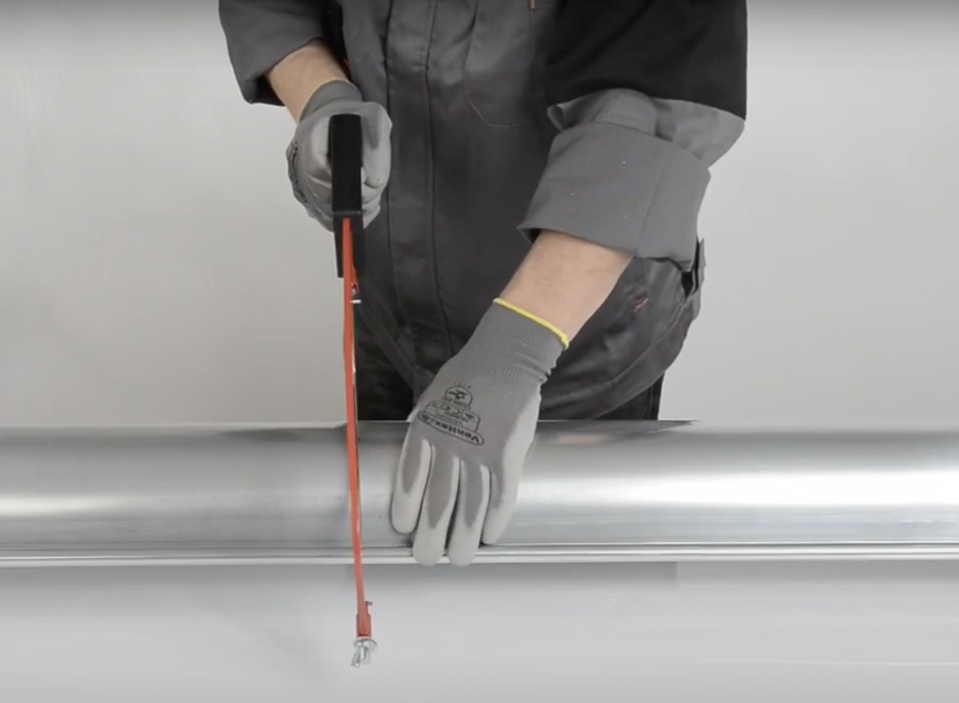 Comment couper la gouttière demi-ronde